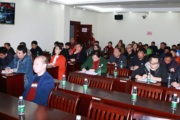 郴汽集團組織觀看《互聯(lián)網(wǎng)+傳統(tǒng)企業(yè) &mdash;&mdash;網(wǎng)絡轉(zhuǎn)型的戰(zhàn)略關鍵》專題視頻講座