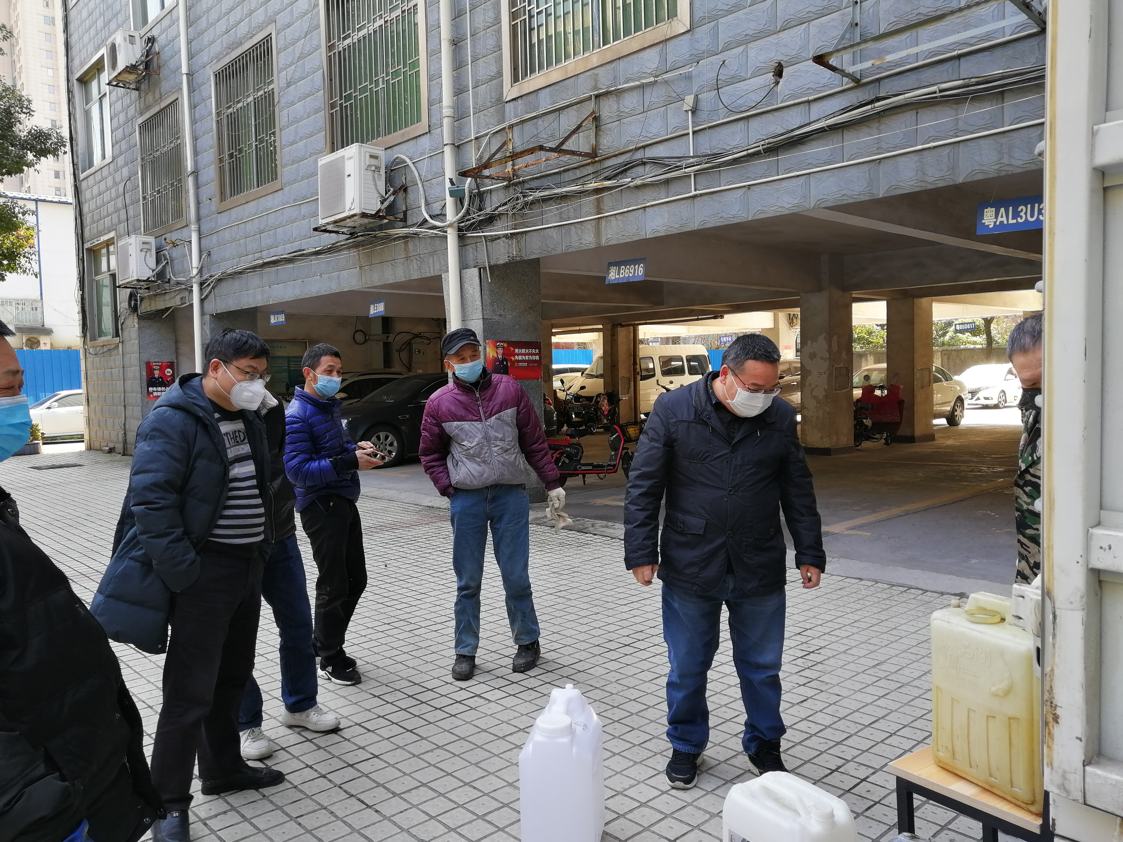 寒風(fēng)中調(diào)運分發(fā)消毒液記 寒風(fēng)中調(diào)運分發(fā)消毒液記